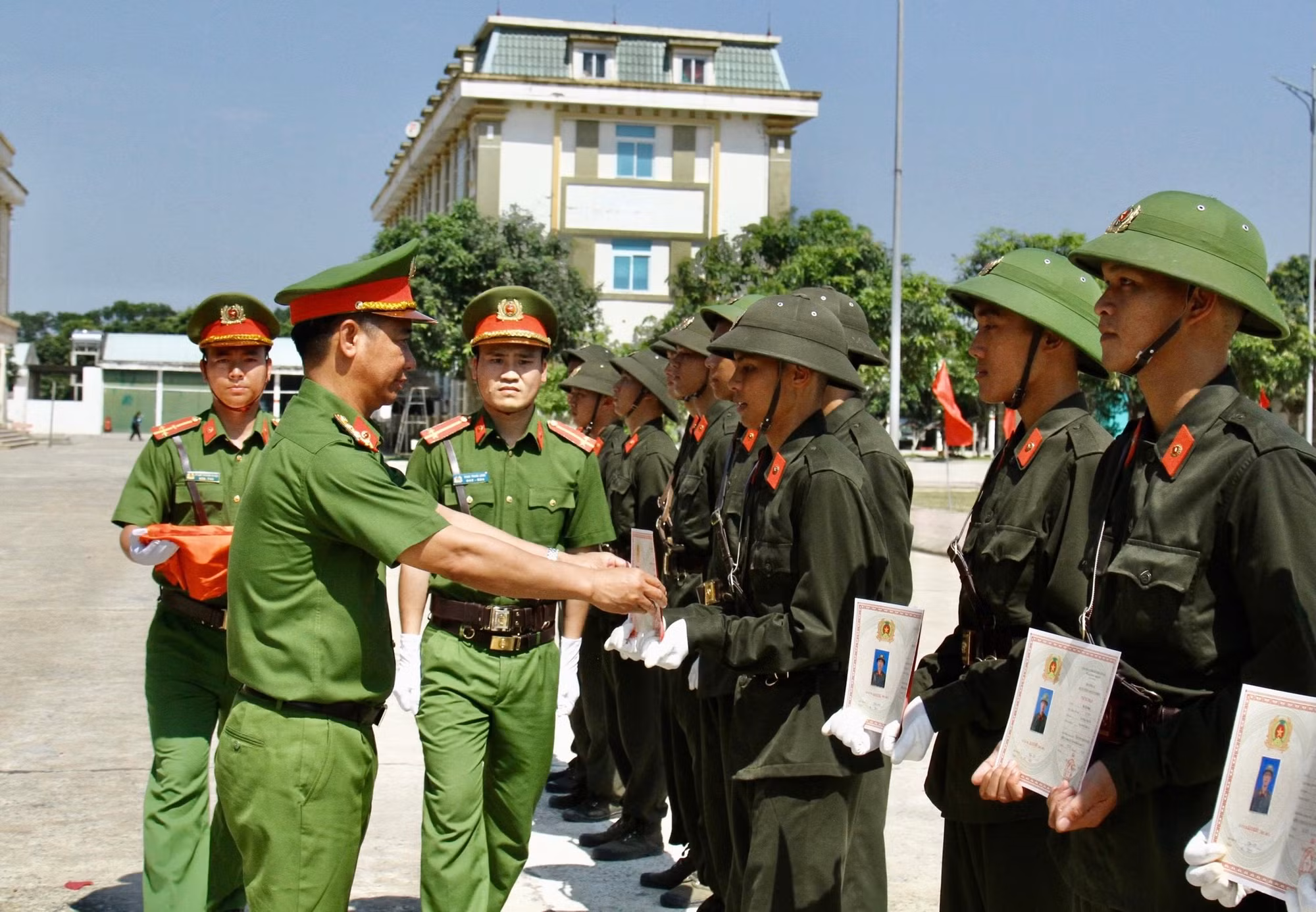 Bế giảng khóa huấn luyện chiến sĩ mới thực hiện nghĩa vụ CAND năm 2023 -0
