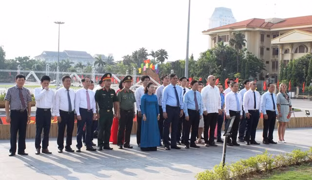 Chủ tịch Ủy ban Bảo vệ Cách mạng Cuba dâng hoa tại Tượng đài Chủ tịch Hồ Chí Minh với nhân dân Quảng Bình -0