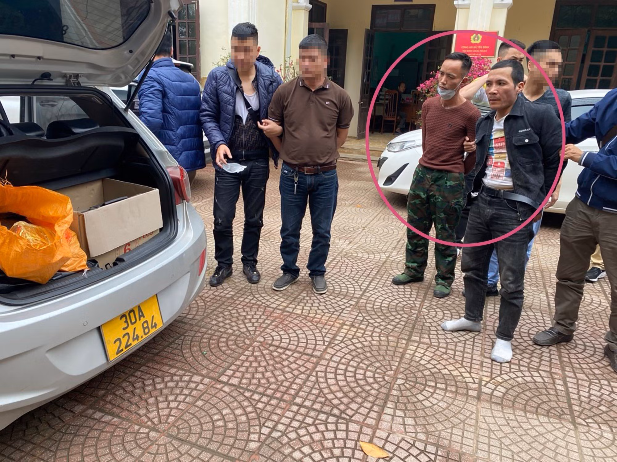 Bắt đối tượng buôn “cái chết trắng” luôn thủ súng trong người -0