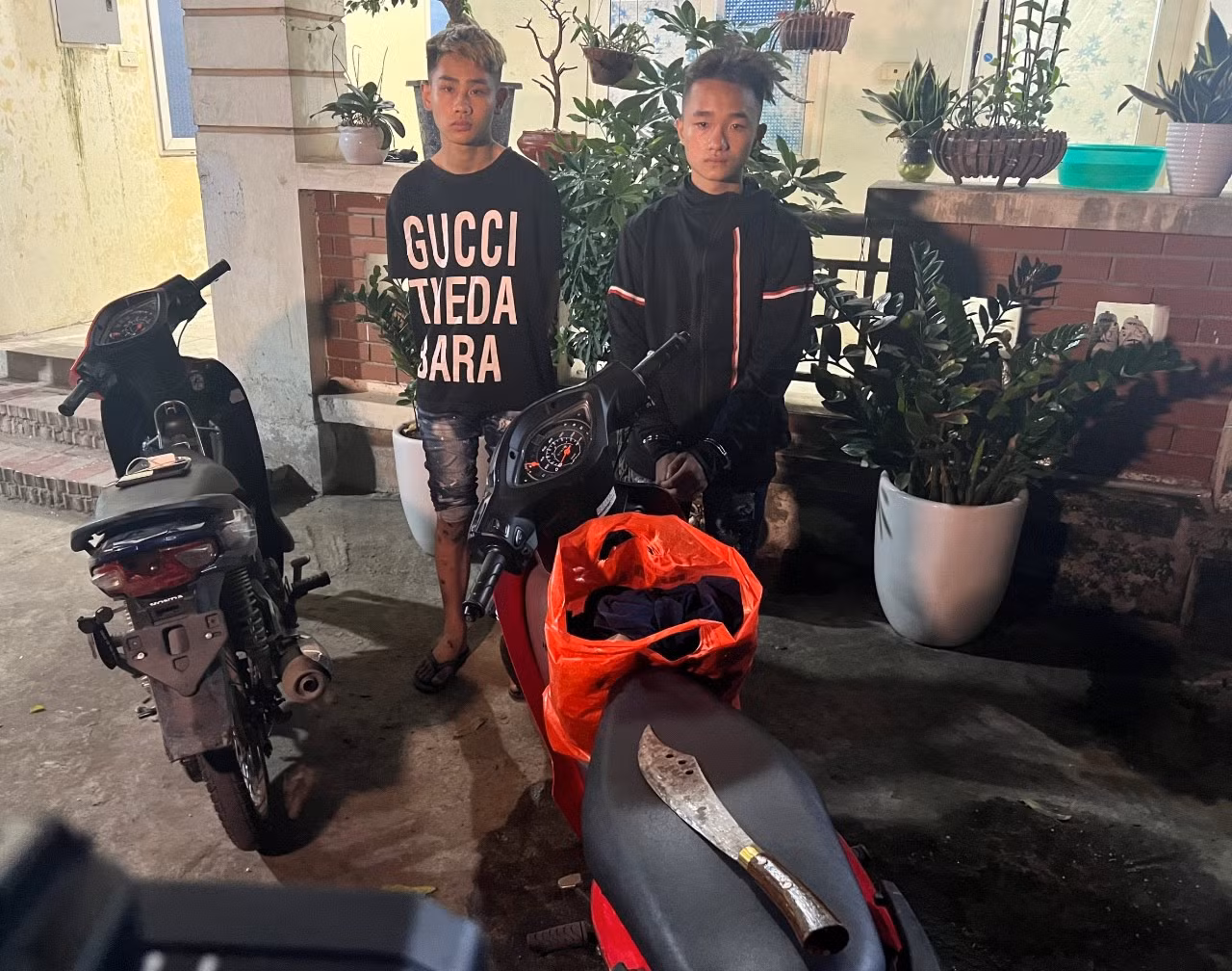 Bắt giữ 2 đối tượng chém gây thương tích người đi đường để cướp tài sản -0