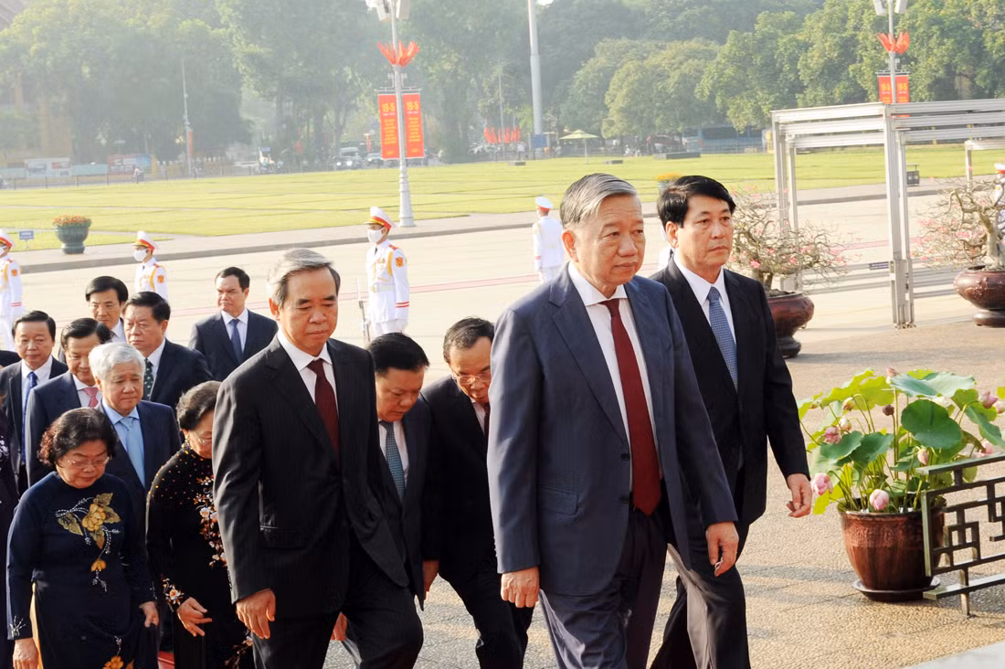 Lãnh đạo Đảng, Nhà nước và Bộ Công an vào Lăng viếng Chủ tịch Hồ Chí Minh -0