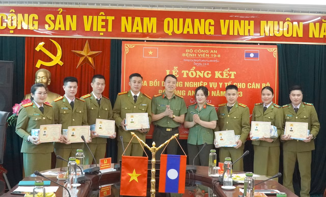 Nâng cao nghiệp vụ y tế cho cán bộ y tế Bộ Công an Lào -0