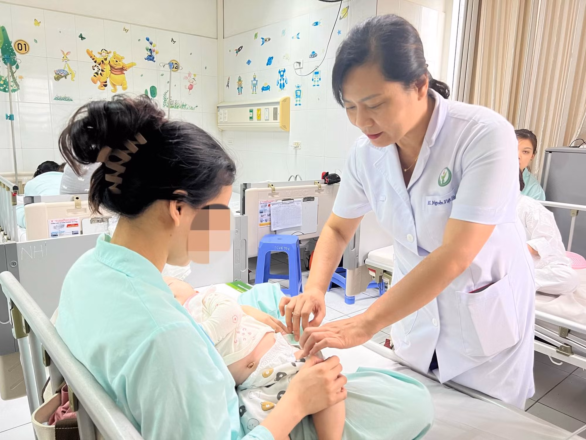Bé gái 5 tháng tuổi bị thoát vị bẹn phải cắt bỏ 1 bên buồng trứng -0
