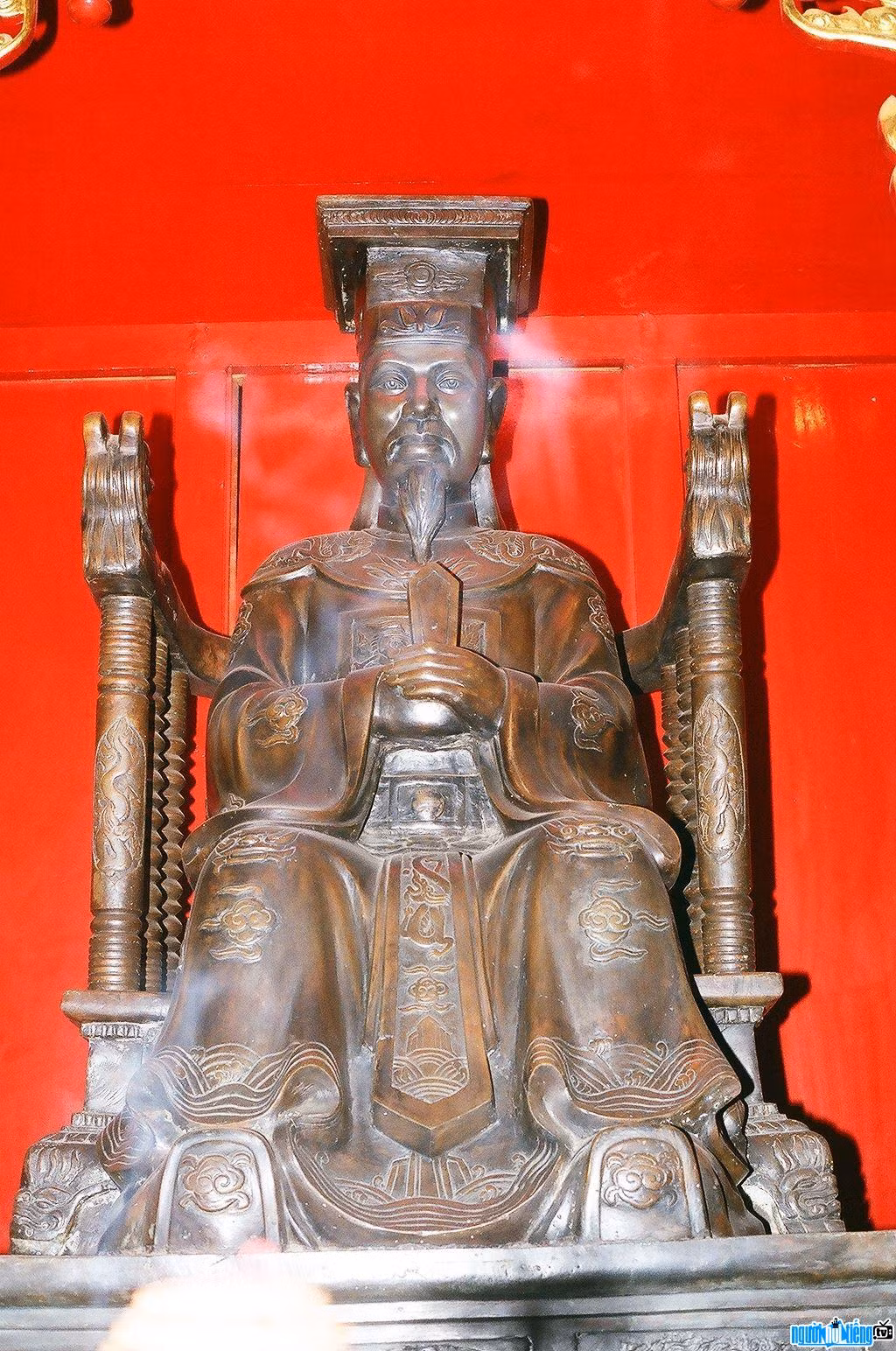 Các vị vua Việt soạn sách -0