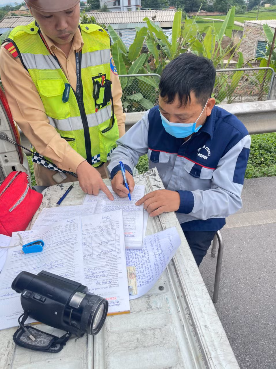 Lái xe say rượu không nhường cho xe ưu tiên -0