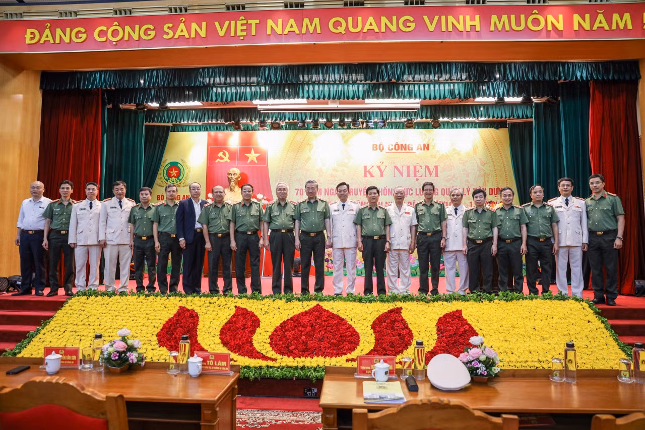 Cục Quản lý Xây dựng và doanh trại đón nhận Huân chương Bảo vệ Tổ quốc hạng Nhất -0