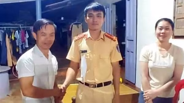 Thượng úy CSGT dũng cảm cứu các em nhỏ bị đuối nước