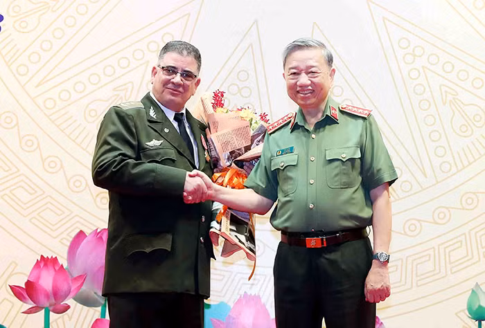 Trao phần thưởng cao quý của Đảng, Nhà nước, và Bộ Công an Việt Nam tặng Bộ Nội vụ Cuba -1