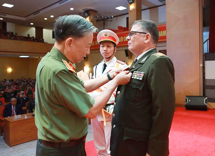 Trao phần thưởng cao quý của Đảng, Nhà nước, và Bộ Công an Việt Nam tặng Bộ Nội vụ Cuba -0