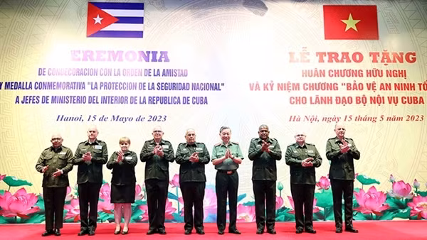 Trao phần thưởng cao quý của Đảng, Nhà nước và Bộ Công an Việt Nam tặng Bộ Nội vụ Cuba