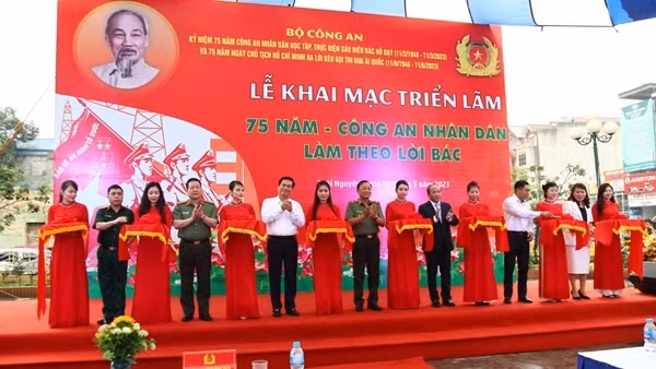 Khai mạc triển lãm “75 năm - Công an nhân dân làm theo lời Bác”