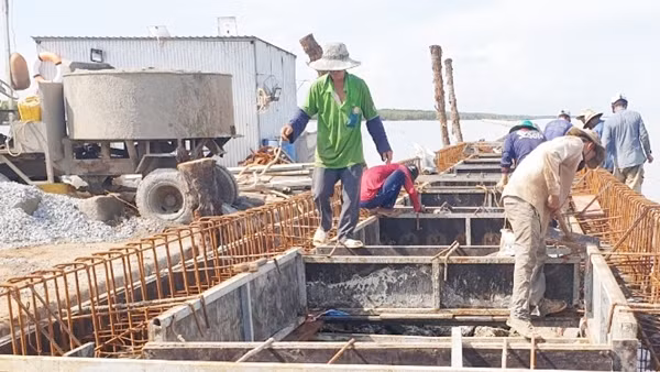 Đẩy nhanh tiến độ đoạn kè đê biển Tây xung yếu trước mùa mưa bão