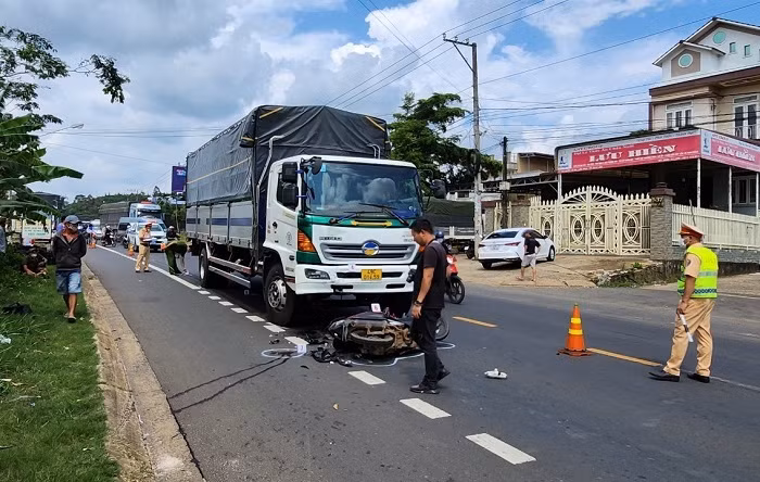 Công an viên thôn bị xe tải tông tử vong -0