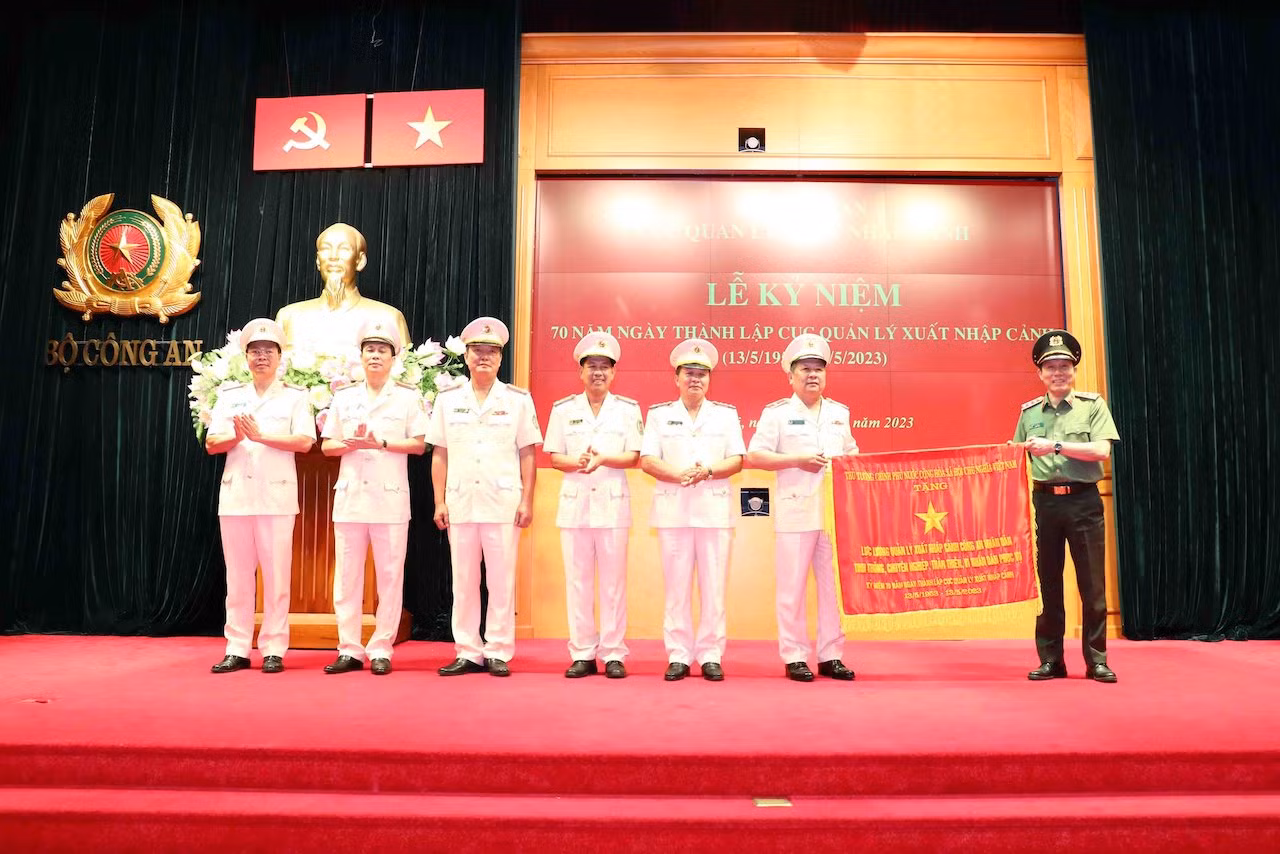 Thủ tướng Chính phủ tặng Cục Quản lý xuất nhập cảnh, Bộ Công an 11 chữ vàng -0