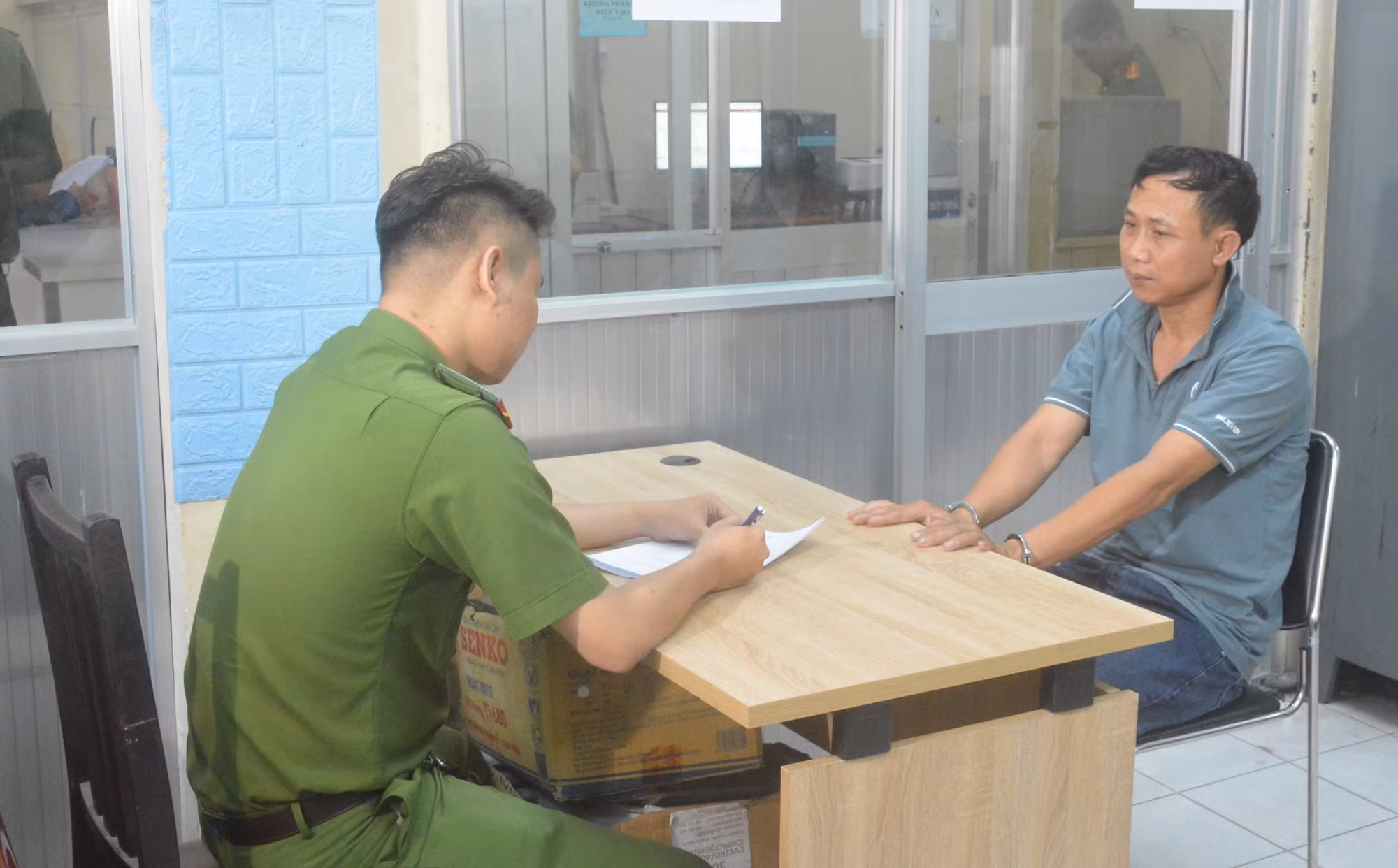 Trung úy Công an bị tấn công bằng hơi cay vẫn dũng cảm quật ngã tội phạm -0