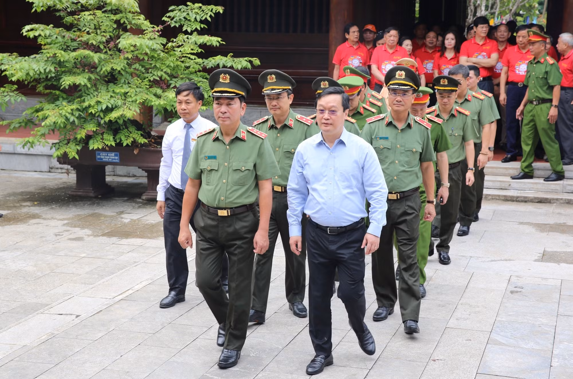 Thượng tướng Trần Quốc Tỏ dâng hương, dâng hoa tại Khuu di tích Kim Liên -0