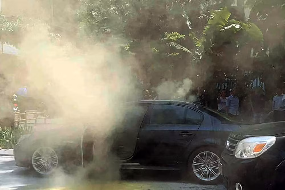 Nhiều xe ô tô cháy rụi ngày nắng nóng thiêu đốt Hà Nội -0