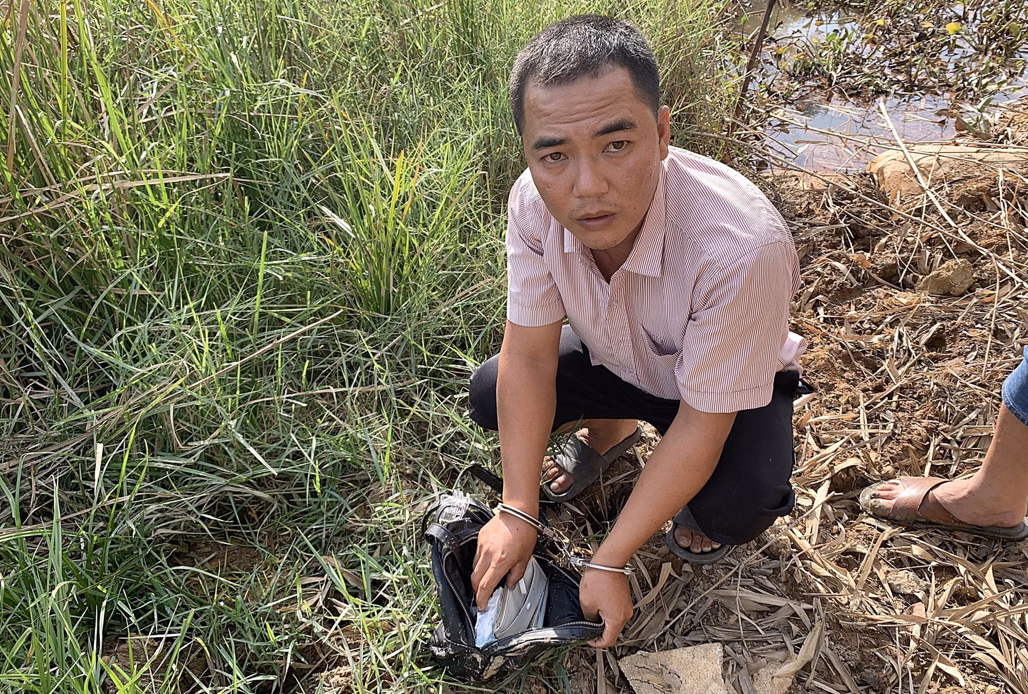 Làm rõ đối tượng chuyên cướp giật túi xách của phụ nữ đi xe máy trong đêm -0