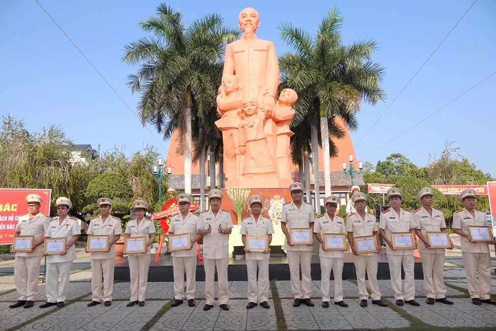 Công an Bình Thuận tổ chức lễ&nbsp;báo công dâng Bác -0