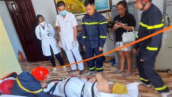 Cứu nạn người nước ngoài bị gãy xương không thể tự di chuyển