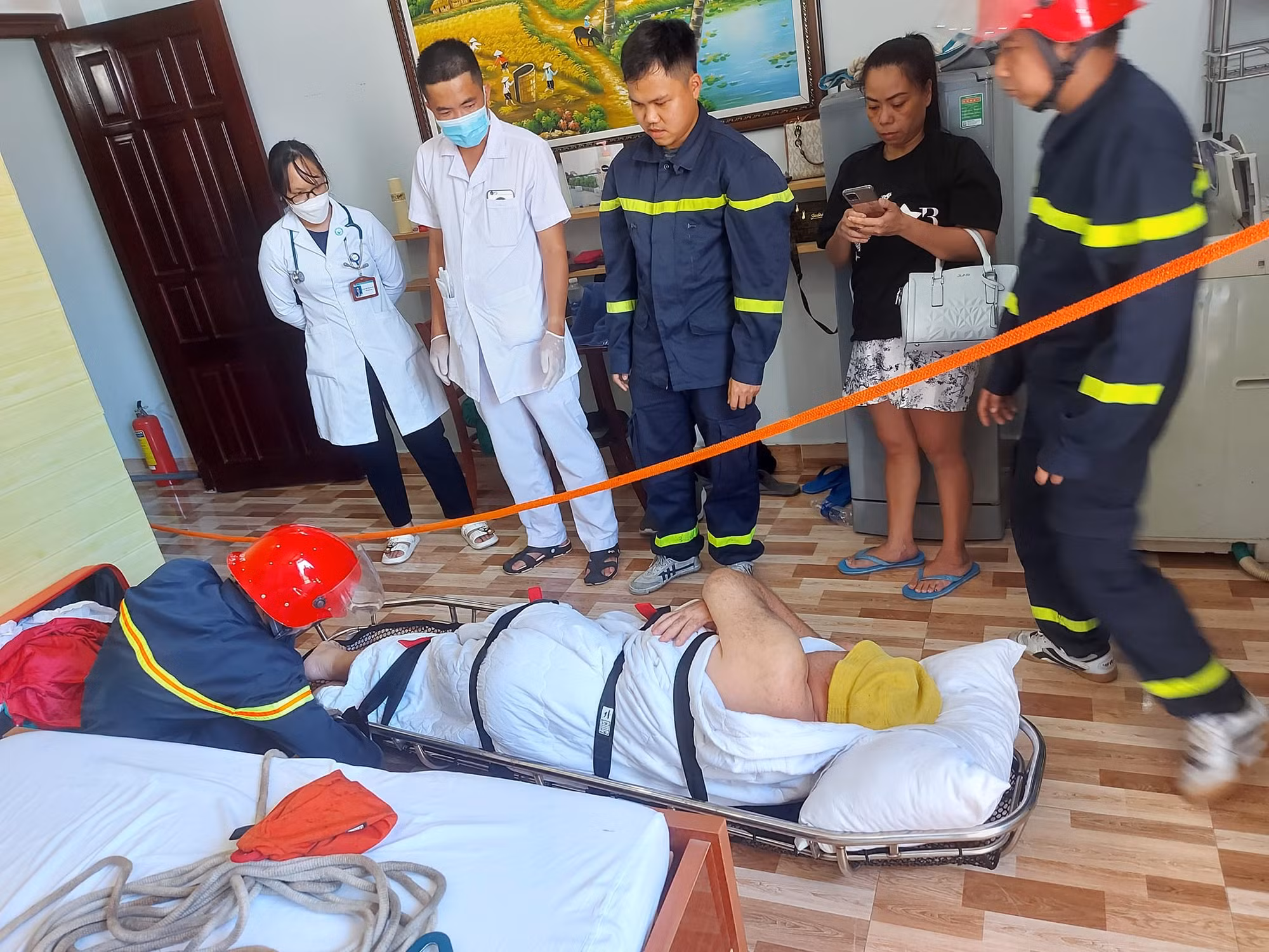 Cứu nạn thành công một người nước ngoài bị té ngã -0