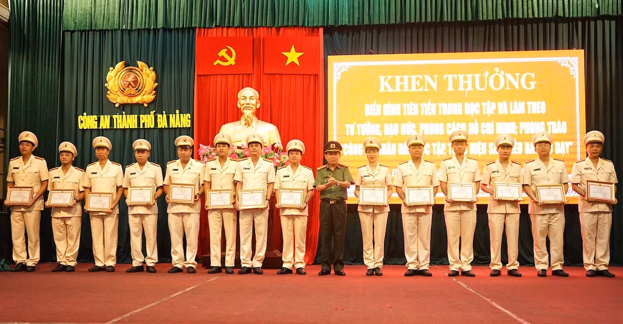 Công an Đà Nẵng tuyên dương các điển hình trong học tập, thực hiện Sáu điều Bác Hồ dạy -0