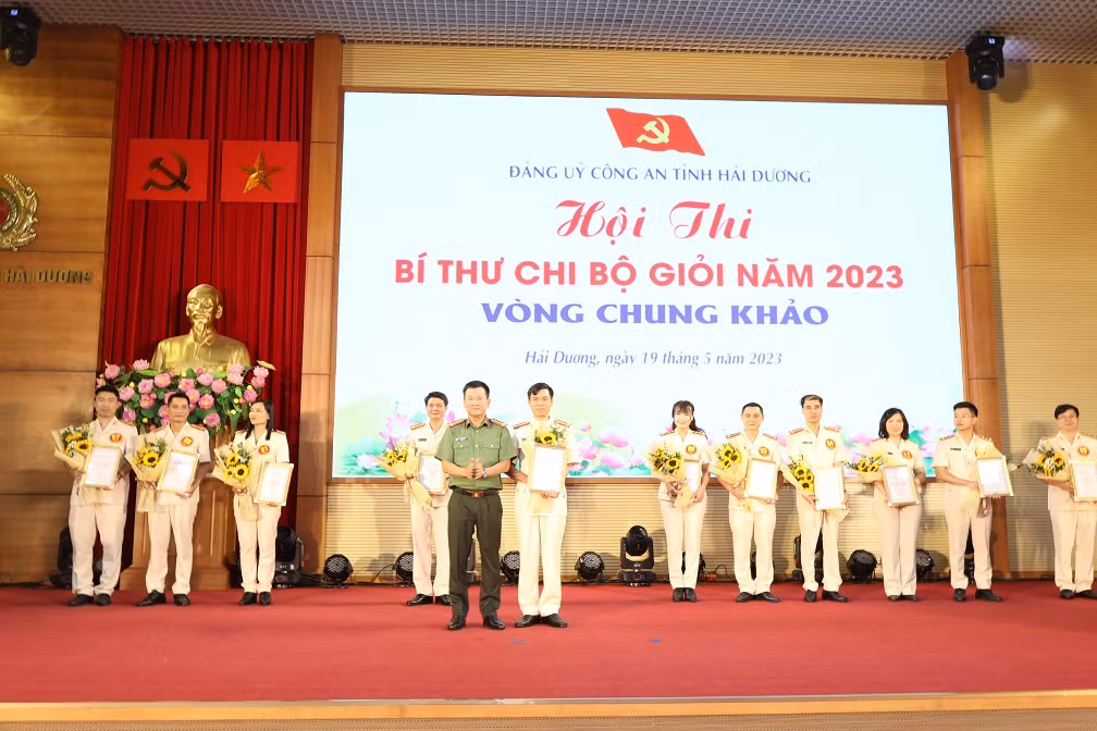 Nâng cao chất lượng sinh hoạt chi bộ và chất lượng đảng viên -1