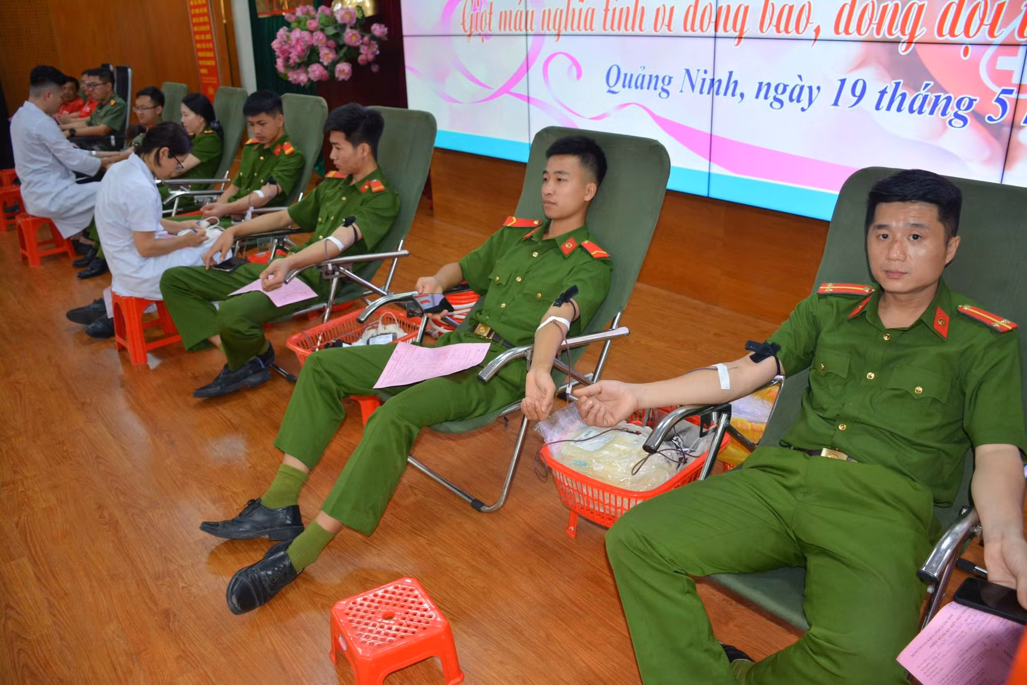 Hơn 200 cán bộ, chiến sỹ Công an Quảng Ninh hiến máu tình nguyện -0