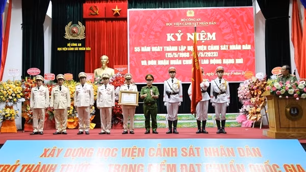 Học viện CSND đón nhận Huân chương Lao động hạng Nhì
