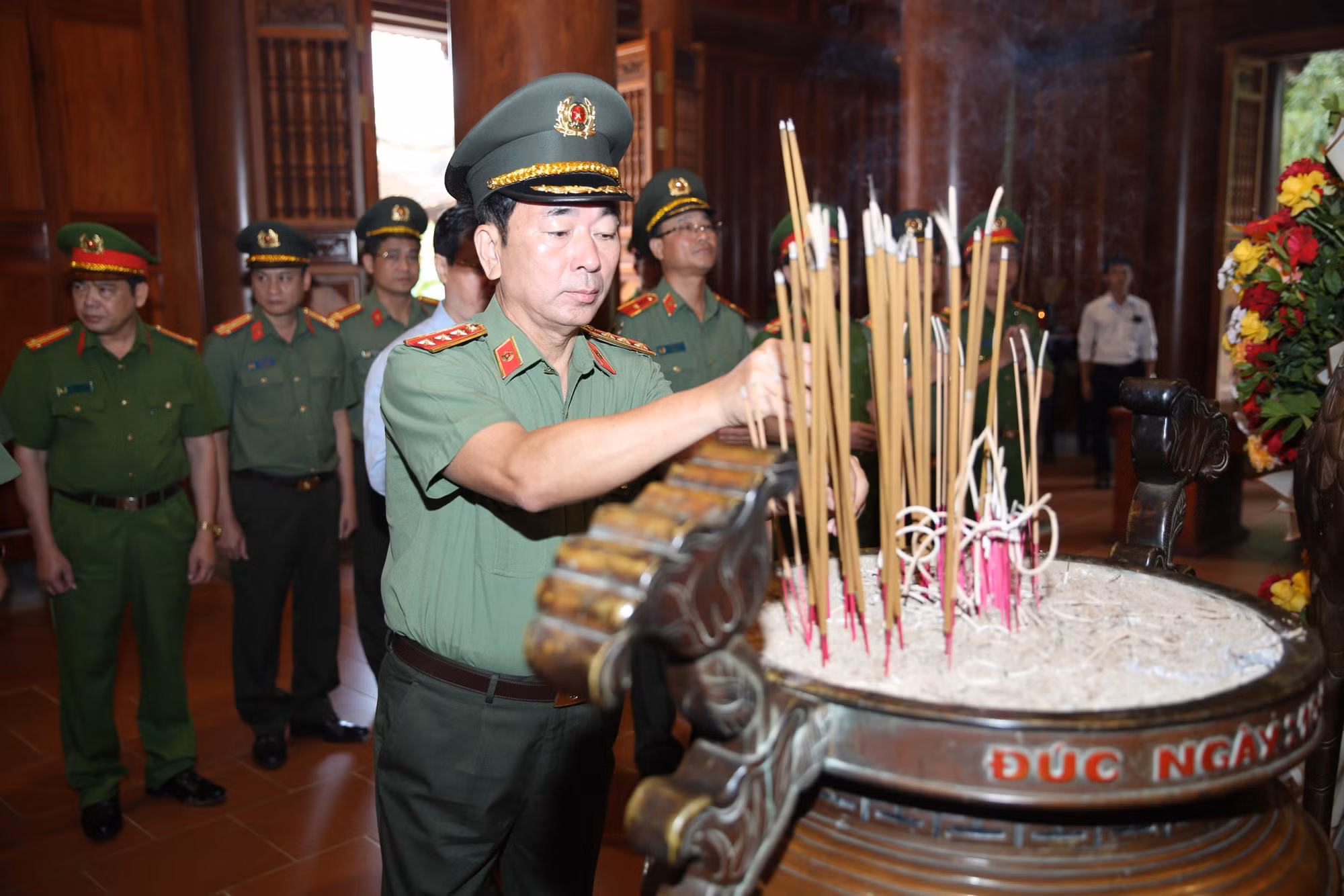 Thượng tướng Trần Quốc Tỏ dâng hương, dâng hoa tại Khuu di tích Kim Liên -0
