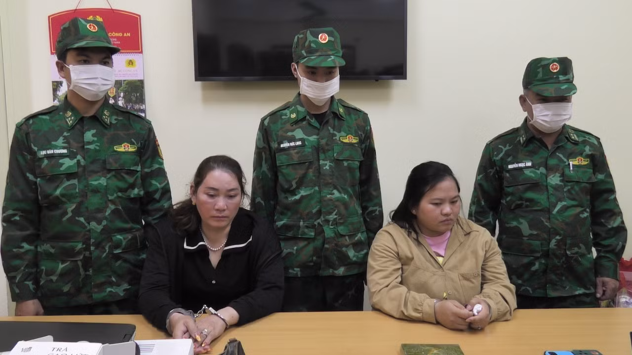 Mẹ cùng con gái mang 95 triệu đồng đi mua ma túy -0
