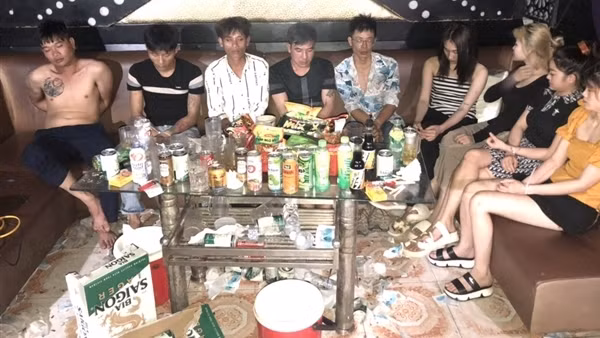 5 công nhân&nbsp;rủ nhau vào quán karaoke để "phê" ma tuý