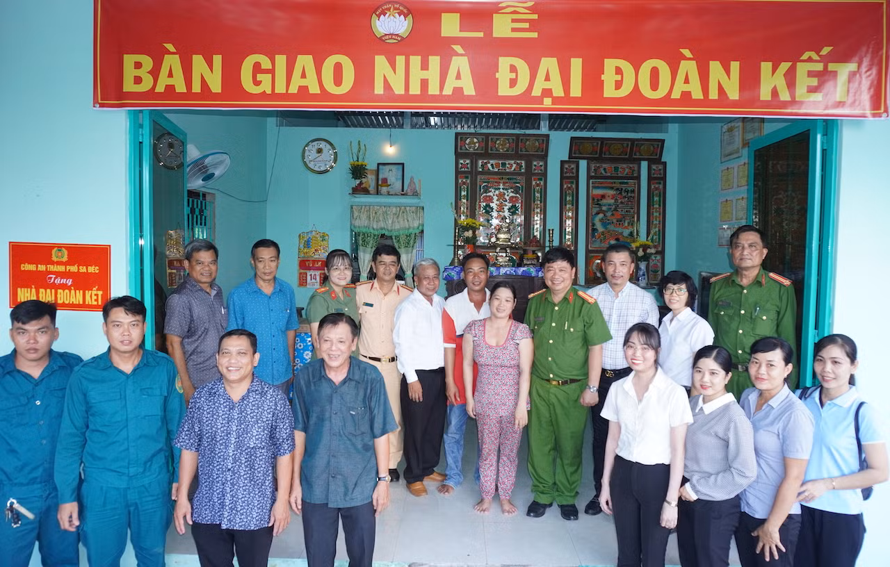 cop nhin.jpg -0