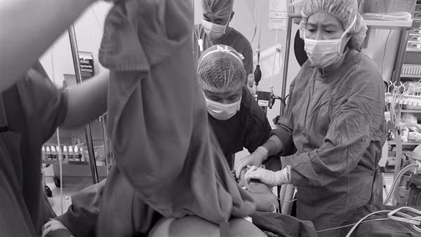 Ngã từ tầng 5 công trình, nam công nhân bị 3 cọc sắt đâm xuyên người