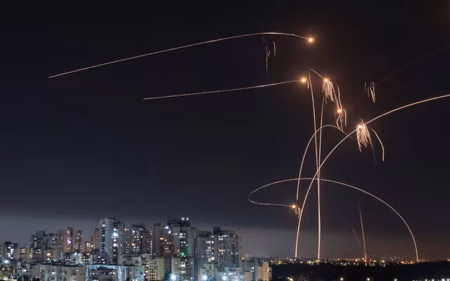 Mưa tên lửa dội xuống Israel từ Dải Gaza, thỏa thuận ngừng bắn tiêu tan -0