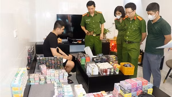 Phát hiện nhiều đầu mối kinh doanh thuốc lá điện tử, bóng cười