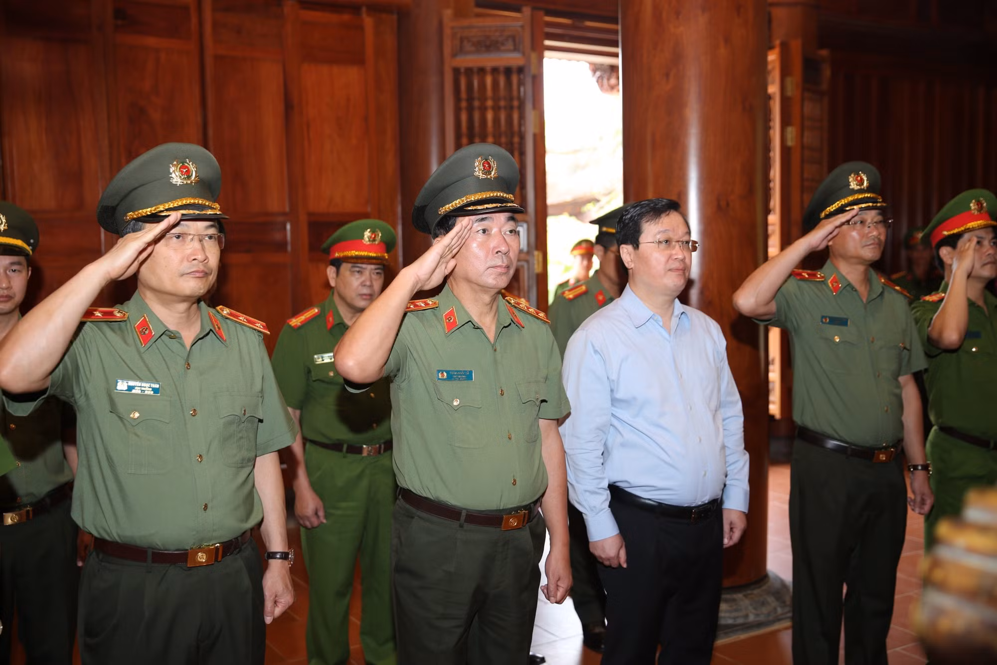 Thượng tướng Trần Quốc Tỏ dâng hương, dâng hoa tại Khuu di tích Kim Liên -0