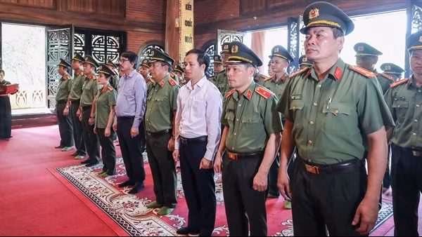 Cục Truyền thông CAND dâng hương tưởng niệm Chủ tịch Hồ Chí Minh
