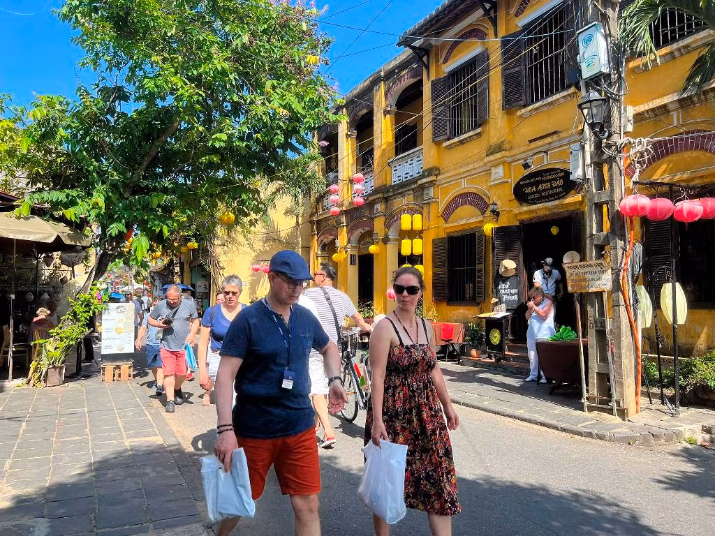 Du khách hào hứng trải nghiệm phố đi bộ mới trong ngày đầu tiên Hội An “siết chặt” vé tham quan -3
