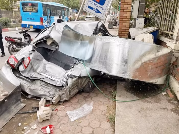 Nguy hiểm rình rập từ các xe chở thép cuộn thiếu an toàn -0