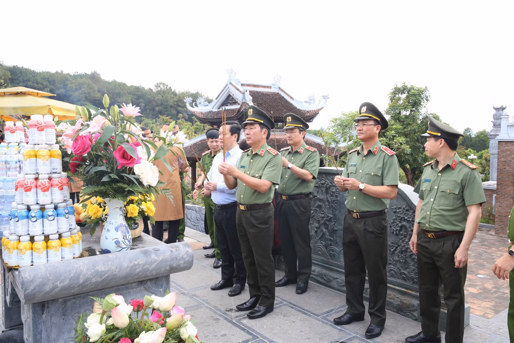 Thượng tướng Trần Quốc Tỏ dâng hương, dâng hoa tại Khuu di tích Kim Liên -0