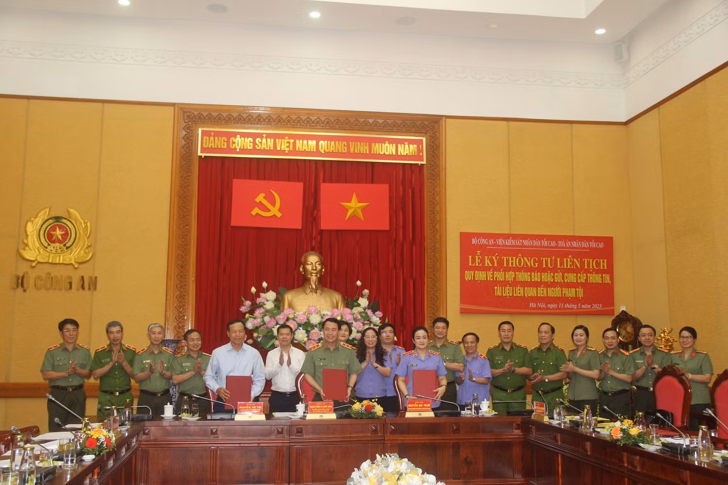 Ký Thông tư liên tịch phối hợp thông báo hoặc gửi, cung cấp thông tin, tài liệu liên quan đến người phạm tội -0