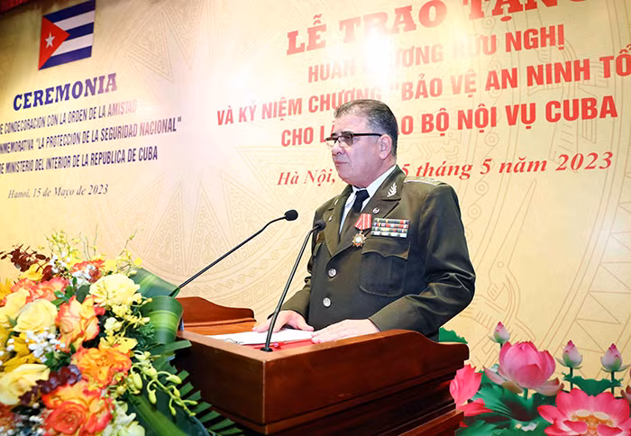 Trao phần thưởng cao quý của Đảng, Nhà nước, và Bộ Công an Việt Nam tặng Bộ Nội vụ Cuba -0