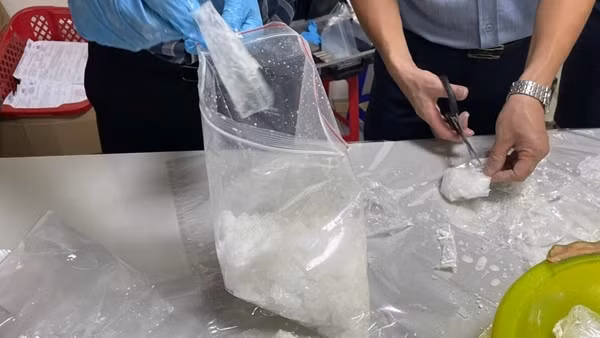 Phát hiện 1,37 kg nghi ma túy đá trong kiện hàng chuyển phát nhanh đi Nhật