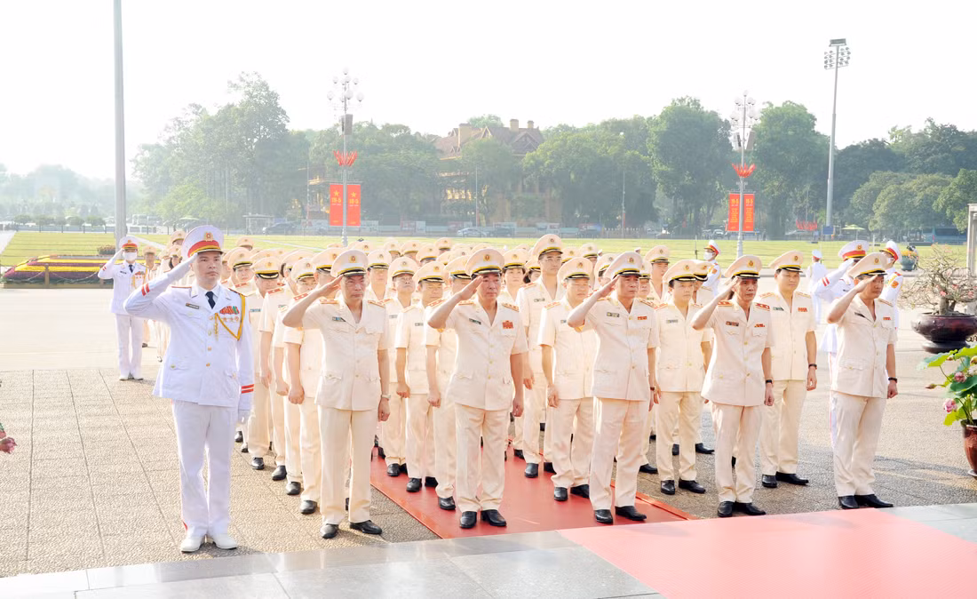 Lãnh đạo Đảng, Nhà nước và Bộ Công an vào Lăng viếng Chủ tịch Hồ Chí Minh -0