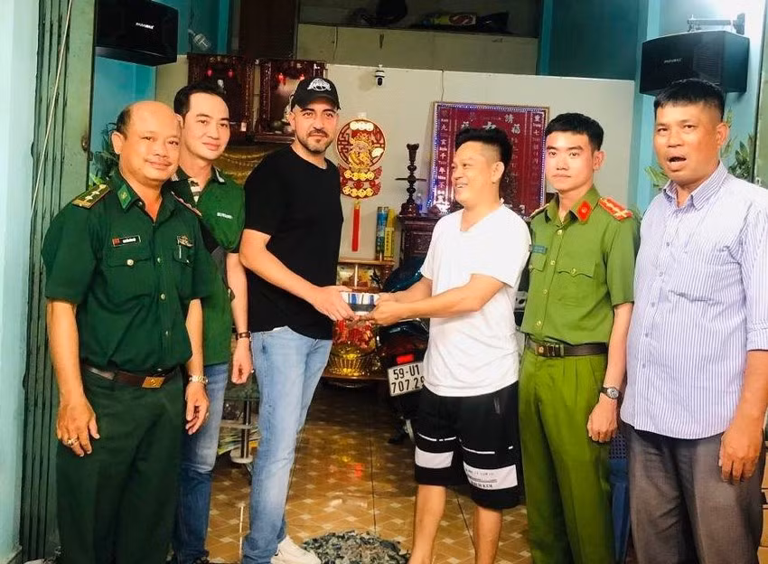 Trao trả tài sản bị mất cho thuyền viên người nước ngoài -0