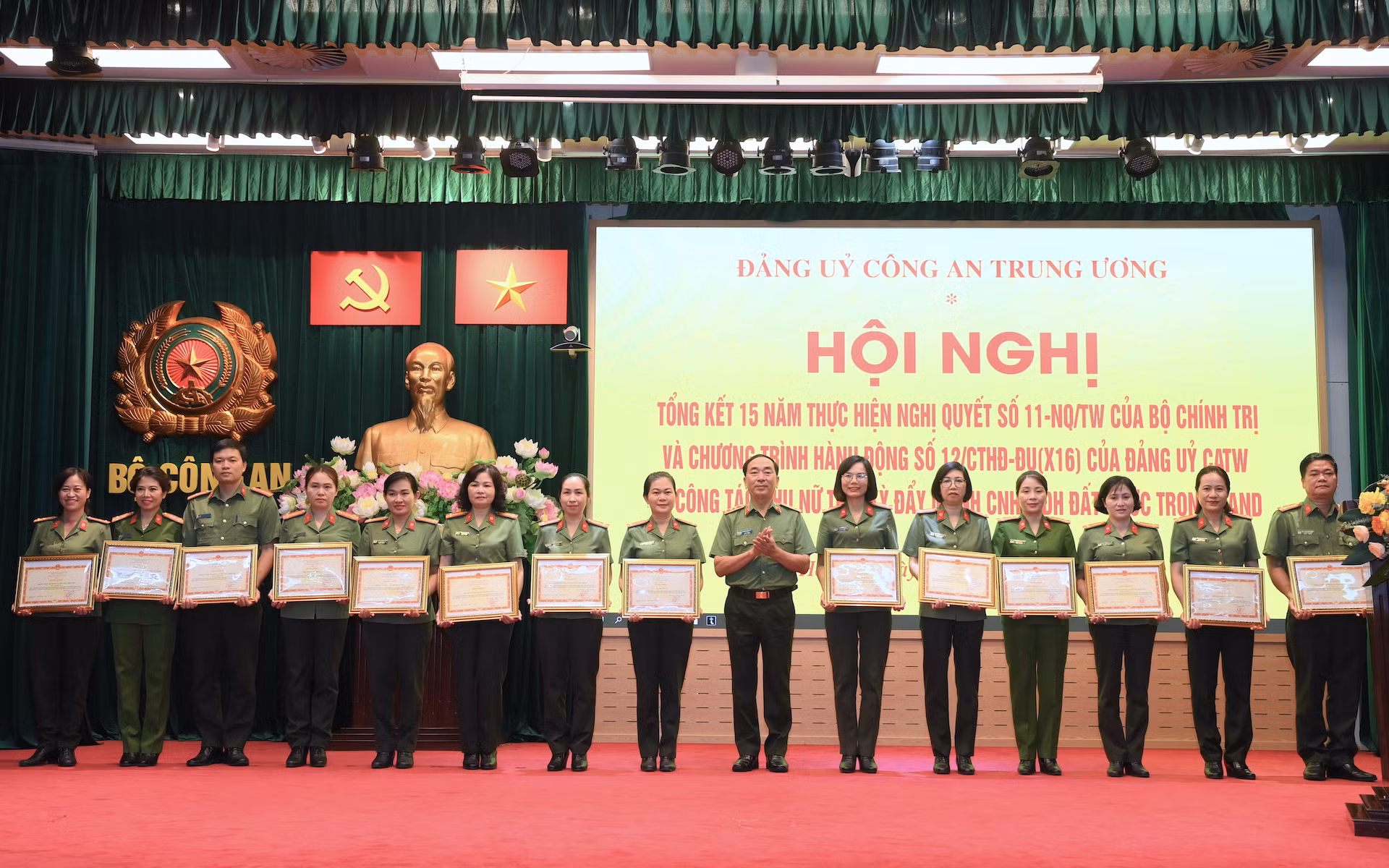 Nâng cao hiệu quả công tác phụ nữ thời kỳ đẩy mạnh CNH, HĐH đất nước trong CAND -0