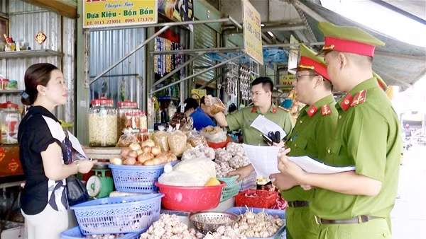 Công an Bạc Liêu tuyên truyền người dân đảm bảo vệ sinh an toàn thực phẩm