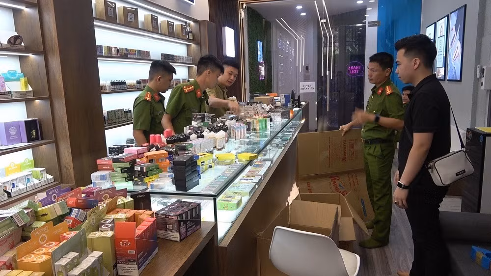 Tạm giữ hơn 1000 sản phẩm, phụ kiện thuốc lá điện tử không rõ nguồn gốc xuất xứ -0