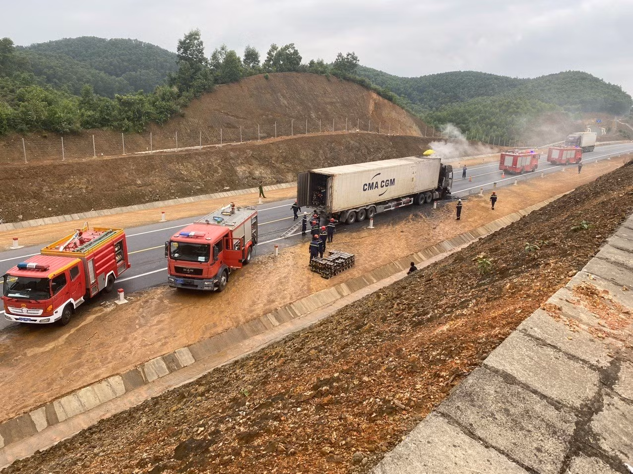 Xe container bốc cháy dữ dội trên cao tốc Cam Lộ - La Sơn -0